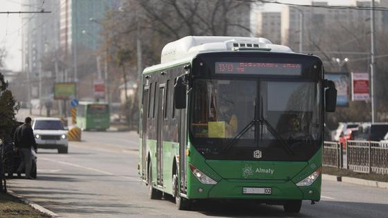 Автобус едет по дороге Автобус едет по дороге