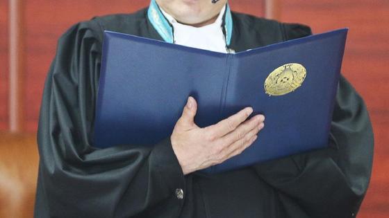 Судья зачитывает приговор Судья зачитывает приговор