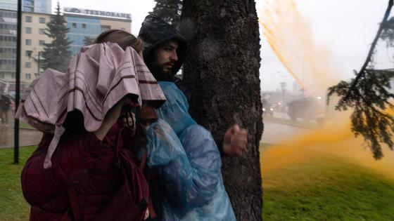 Митингующие прячутся от водомета Митингующие прячутся от водомета