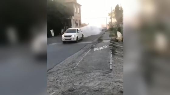Автомобиль проезжает по дороге Автомобиль проезжает по дороге