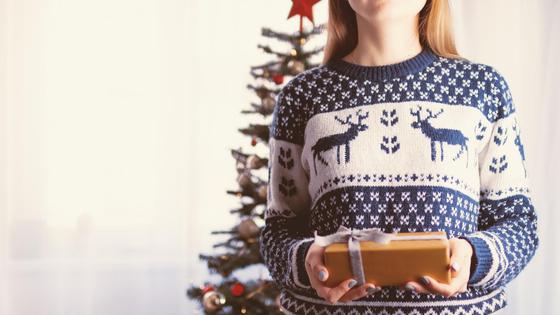 Женщина с подарочной коробкой в руках Женщина с подарочной коробкой в руках
