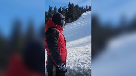 Мужчина на склоне горы Мужчина на склоне горы