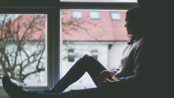 Әйел терезеге қарап отыр Әйел терезеге қарап отыр