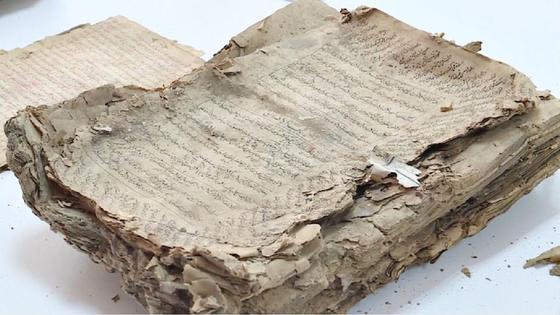 Старая потрепанная книга Старая потрепанная книга