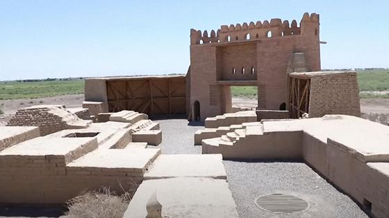 Ворота с башнями возле фундамента разрушенных старинных зданий Ворота с башнями возле фундамента разрушенных старинных зданий