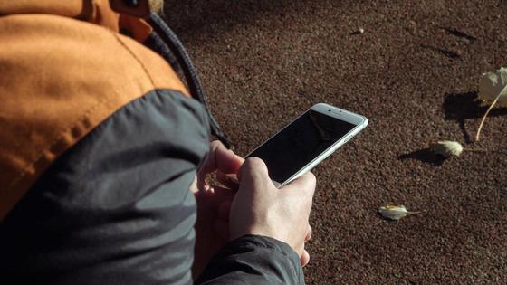 Мужчина держит в руках смартфон Мужчина держит в руках смартфон
