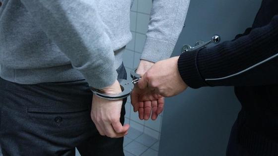 Задержанного заводят в комнату Задержанного заводят в комнату