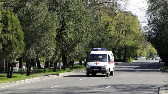 Машина скорой помощи едет по улицам Бишкека Машина скорой помощи едет по улицам Бишкека