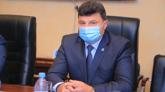 Виктор Ионенко сидит в маске за столом Виктор Ионенко сидит в маске за столом