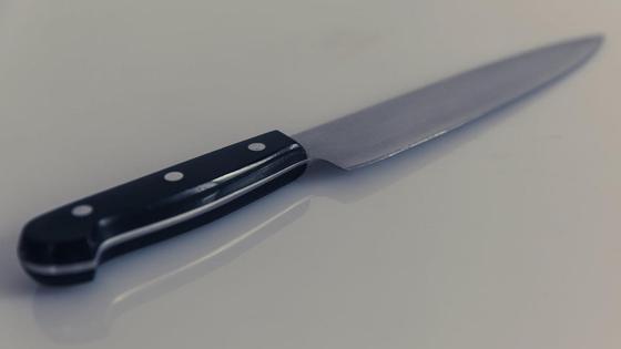 Кухонный нож лежит на столе Кухонный нож лежит на столе