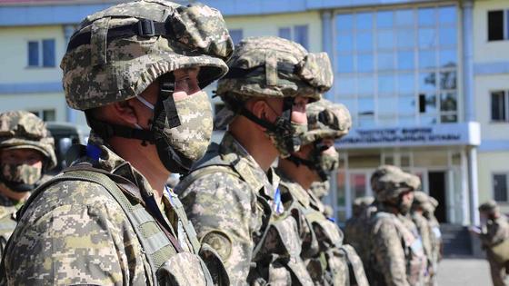 Военные в обмундировании стоят на плацу Военные в обмундировании стоят на плацу