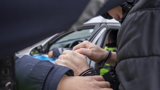 Полиция задерживает подозреваемого Полиция задерживает подозреваемого