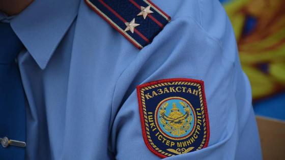 Мужчина в полицейской форме Мужчина в полицейской форме