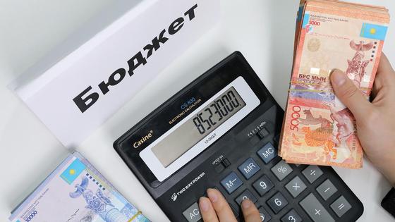 женщина считает деньги на калькуляторе женщина считает деньги на калькуляторе