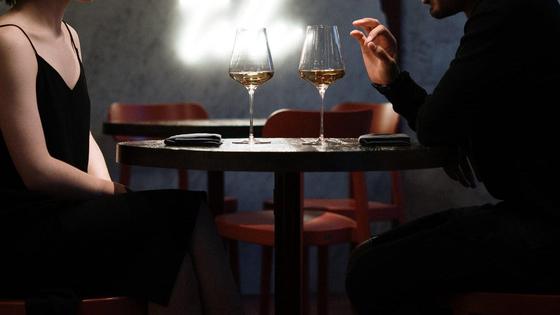 Парень и девушка сидят за столом Парень и девушка сидят за столом