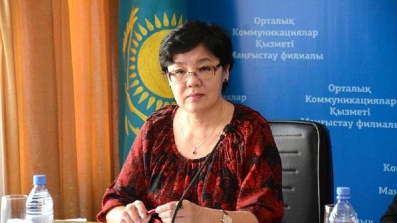 Жамал Жаманбаева за столом Жамал Жаманбаева за столом