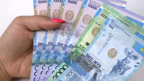 Девушка держит в руках минимальную зарплату Девушка держит в руках минимальную зарплату