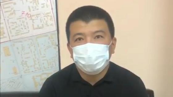Мужчина записывает видео Мужчина записывает видео