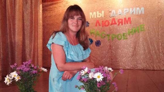 Уборщица, ставшая главой поселения, на сцене с цветами Уборщица, ставшая главой поселения, на сцене с цветами