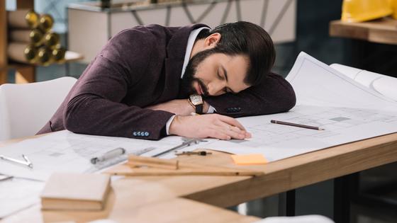 архитектор спит на столе во время работы архитектор спит на столе во время работы