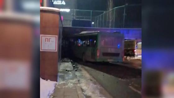 Автобус попал в аварию Автобус попал в аварию