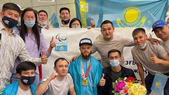 Давид Дегтярев в аэропорту с болельщиками Давид Дегтярев в аэропорту с болельщиками