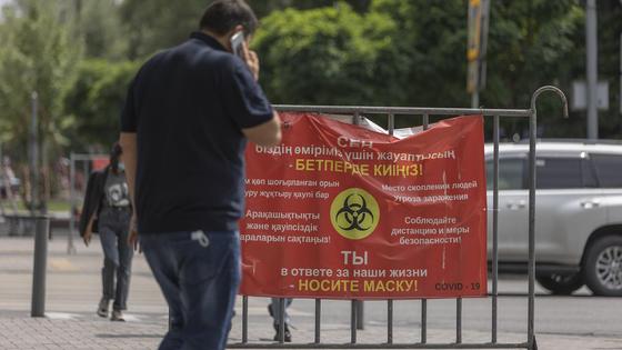 мужчина идет по улице рядом с баннером мужчина идет по улице рядом с баннером