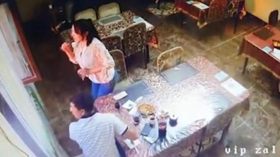 Люди смотрят в окно в момент взрыва Люди смотрят в окно в момент взрыва