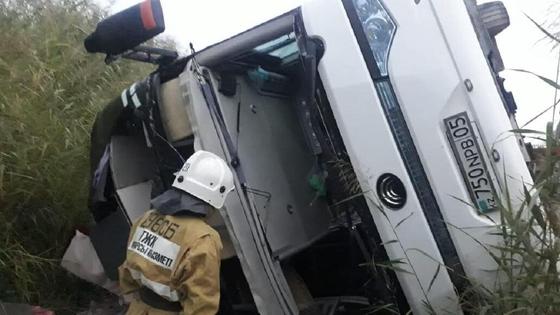 Автобус перевернулся на трассе в Туркестанской области Автобус перевернулся на трассе в Туркестанской области