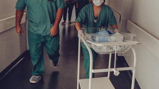 Врачи везут ребенка в реанимацию Врачи везут ребенка в реанимацию