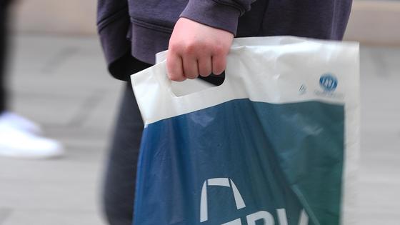 Мужчина несет пакет Мужчина несет пакет