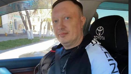 Иван Розинов сидит в машине Иван Розинов сидит в машине