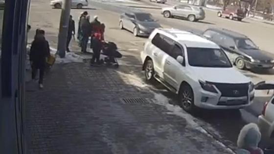 Женщина с коляской переходит дорогу Женщина с коляской переходит дорогу