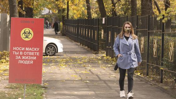 Девушка идет по улице Девушка идет по улице