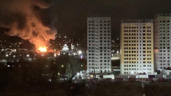 Столб дыма распространяется над городом Столб дыма распространяется над городом
