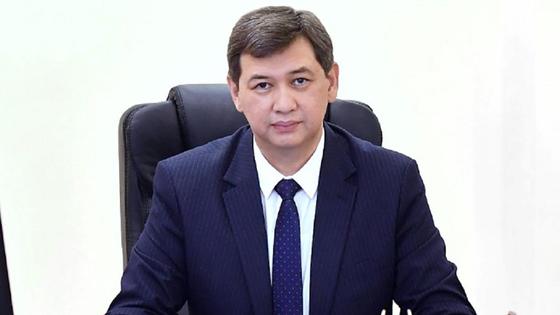 Ерлан Киясов сидит за рабочим столом Ерлан Киясов сидит за рабочим столом