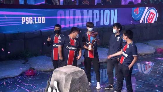 Киберспортивная команда PSG.LGD Киберспортивная команда PSG.LGD