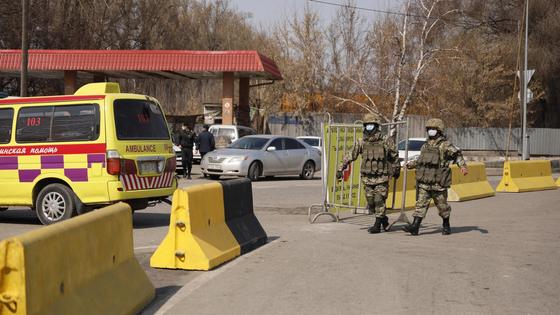 Скорая стоит на блокпосту Скорая стоит на блокпосту