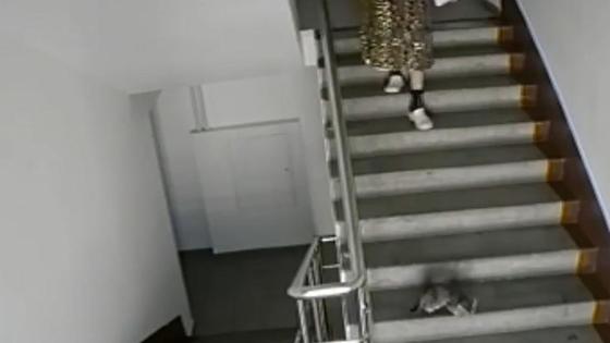 Женщина спускается по лестнице за котенком Женщина спускается по лестнице за котенком