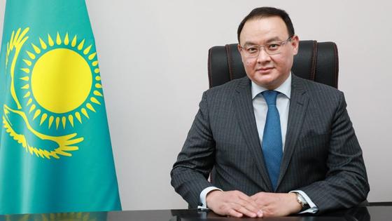 Серик Айдарбеков сидит за рабочим столом Серик Айдарбеков сидит за рабочим столом