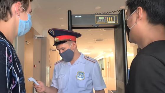 Охранник измеряет блогерам температуру Охранник измеряет блогерам температуру