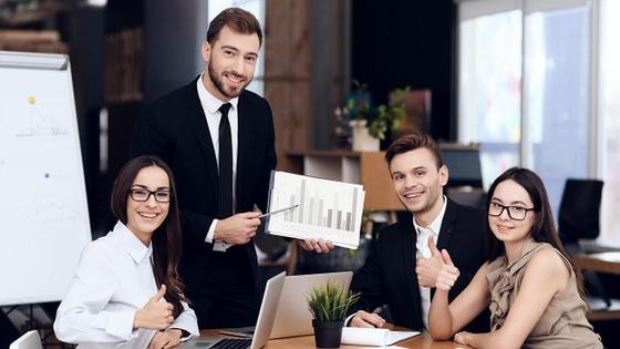 Руководитель и сотрудники в офисе Руководитель и сотрудники в офисе