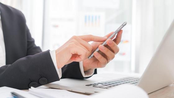Мужчина держит смартфон Мужчина держит смартфон
