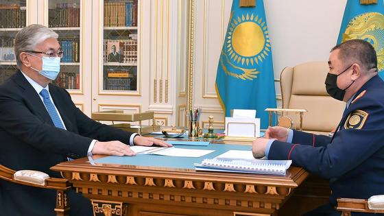 Касым-Жомарт Токаев и Ерлан Тургумбаев сидят за столом Касым-Жомарт Токаев и Ерлан Тургумбаев сидят за столом