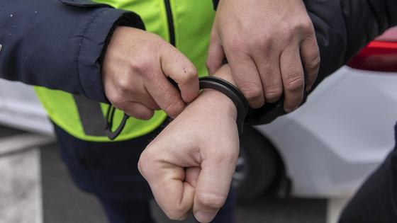 Полицейский проводит задержание Полицейский проводит задержание