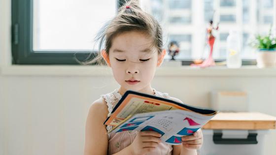 девочка читает книгу девочка читает книгу