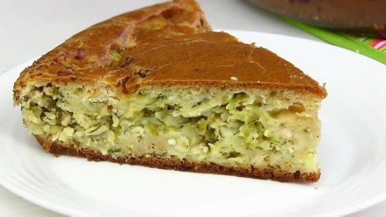 Кусок заливного пирога с капустой на тарелке Кусок заливного пирога с капустой на тарелке