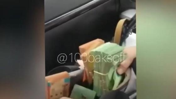 Видео с пачками денег и оружием сняли в Алматинской области Видео с пачками денег и оружием сняли в Алматинской области