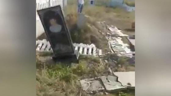 Вандалы проехали по кладбищу в Караганде Вандалы проехали по кладбищу в Караганде