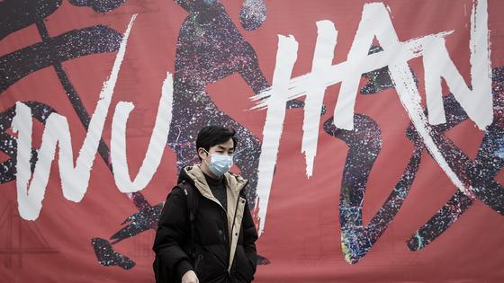 Парень на фоне надписи Ухань Парень на фоне надписи Ухань